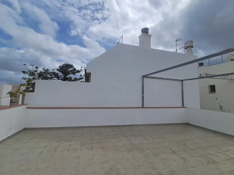 Azotea con paredes pintadas de blanco